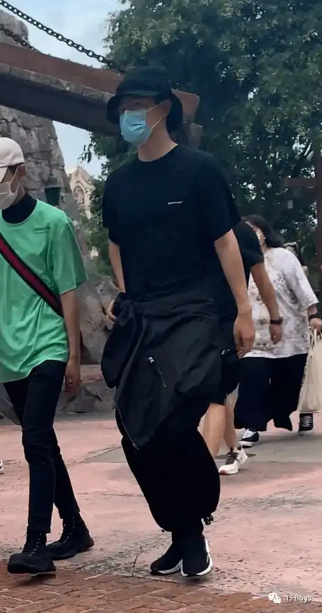 男神旅游团,刘昊然王俊凯同游迪士尼,捂得这么严实一眼认出