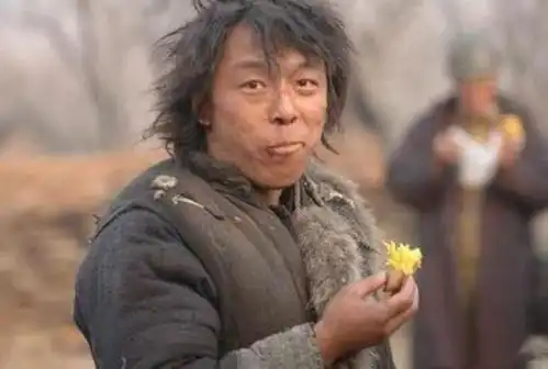 同是演乞丐,周星驰用手抓饭,黄渤牙齿发黄,杨颖这是来搞笑的吧