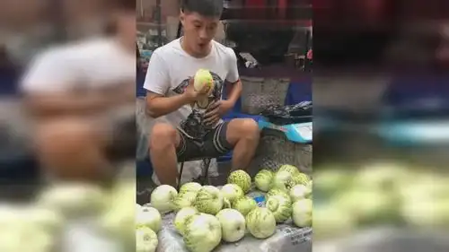 小伙买二斤甜瓜,摊主接下来一个动作看傻了眼,太搞笑了
