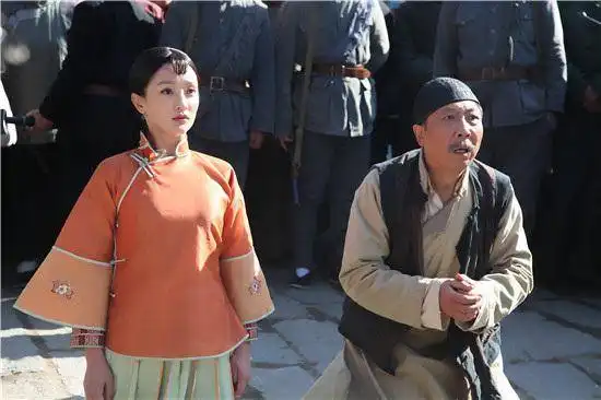 他出道32岁只演配角,33岁获得梅花奖,60岁才爆红,却是国民岳父
