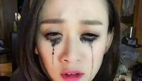 有种意外叫明星脱妆,陈乔恩成熊猫,李晨没了眉毛,而她太过惊艳
