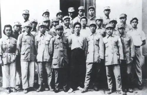 王海战机中弹跳伞,被民兵当成特务抓捕,掏出证件后群众夹道欢送