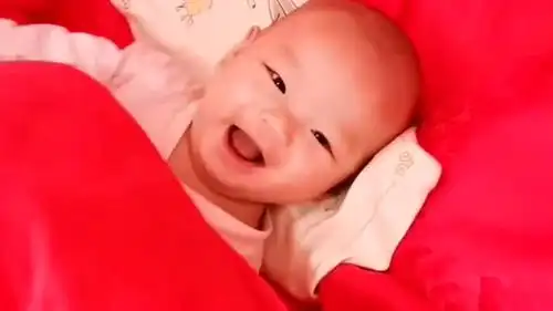 是裤子太松还是熊孩子太皮,早上起床又踢掉了,真是太搞笑了
