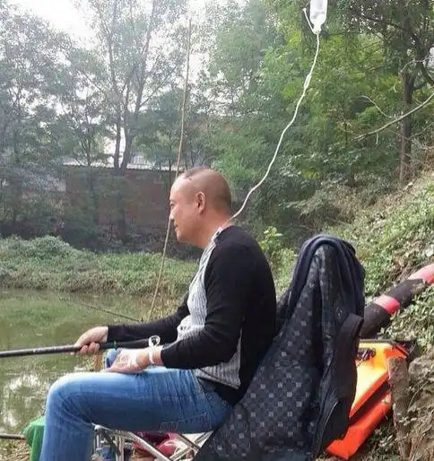 搞笑图片大哥生病了就回家了,别钓鱼了

