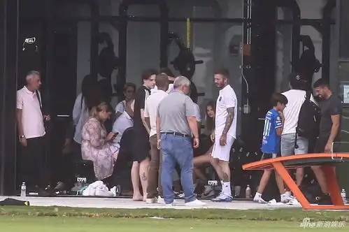 组图小贝和家人踢足球裸上身秀腹肌布鲁克林腰间赘肉明显
