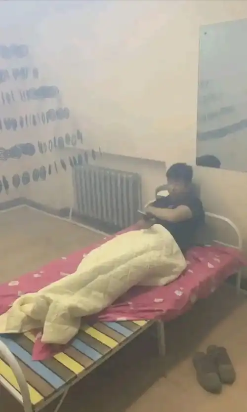 轻松一刻该不该提醒这妹子,她的衣服穿反了
