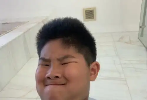 胡可晒儿子照片,小鱼儿挤眉弄眼搞怪自拍确定是沙溢亲生的了