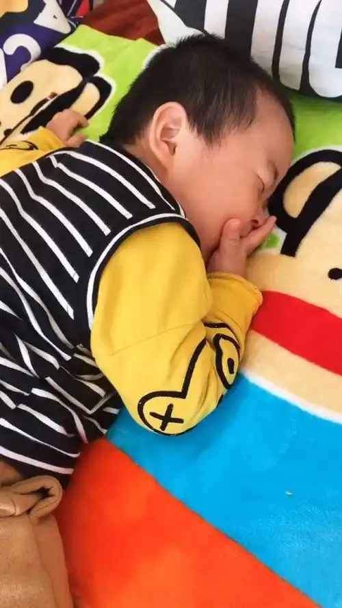 令人笑出八块腹肌的沙雕瞬间,提前说一下,我们谁都没有动他一下,好了开始你的

