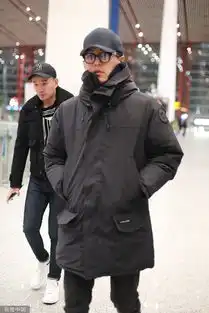 组图妥妥老干部靳东起大早穿棉服装备保暖
