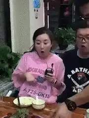 老板娘你穿成这样,我都没法安心吃饭了,好尴尬