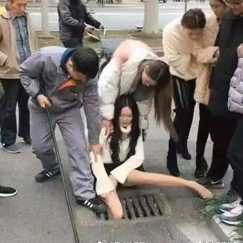 美女的腿太细了吧,直接卡住了哈哈哈这是第一次觉得女生腿粗点有好处时尚达人美女丑女日系网易订阅