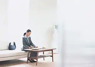 女人使用笔记本桌子图片大全全景创意图库quanjing.com中国领先的正版图片视频素材网站
