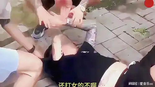 黑衣男子疑似经常打女人被一群男子拳打脚踢倒地不起
