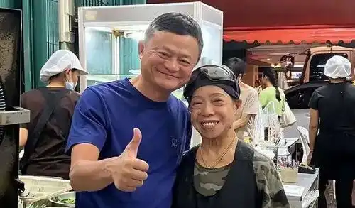 58岁马云正式回国,现身云谷学校讨论未来教育,开怀大笑心情好
