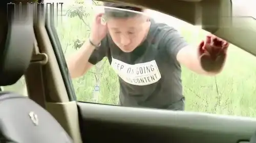 小伙偷车遇到兄妹俩,看兄妹俩如何套路小偷,过程太有趣了
