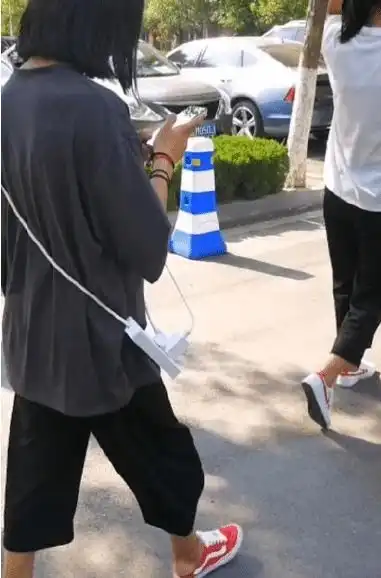 请问女生这饭量算什么水平哈哈哈养不起啊

