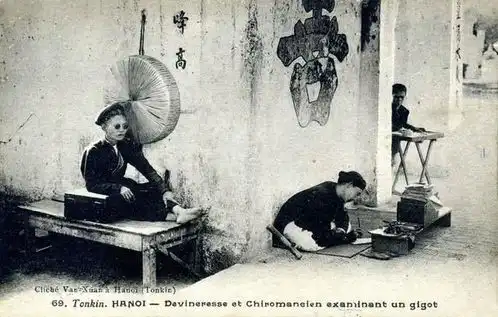 越南算命先生老照片会看周易八卦和手相,常在庙会时出现
