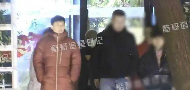 夏雨袁泉一家三口聚餐13岁女儿身高赶上妈妈

