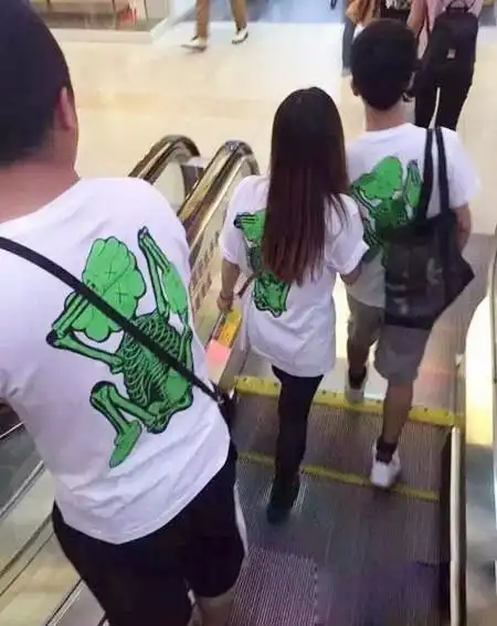 每日一笑男生与一对小情侣在扶梯上撞衫,他该怎么解释呢
