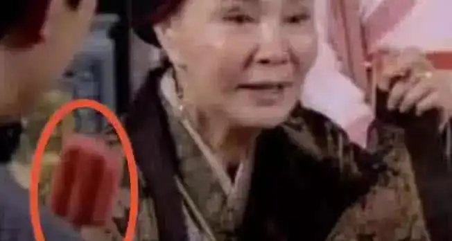 笑出眼泪的穿帮镜头这透明肩带好靓,手榴弹打飞机过分了吧

