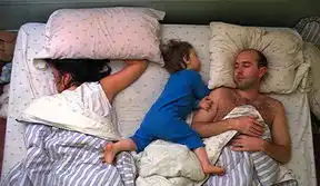 爆笑一家三口睡姿其实你家也是如此
