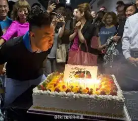 陈奕迅庆41岁生日面对蛋糕双手合十虔诚许愿7894258