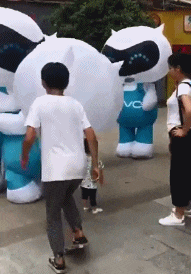 姐姐你就别装了,镜片上的反光早就被大家看光了...哈哈哈哈哈,好尴尬啊
