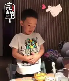 组图陈小春一家三口欢度元宵节jasper帮应采儿遮挡小腹
