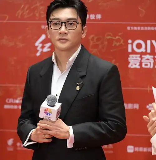 北影节闭幕红毯关晓彤红裙显腰粗,周冬雨老气,王一博严肃冷脸
