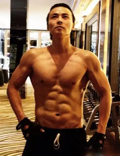 什么叫穿衣显瘦脱衣有肉不愧是穿西装打架最帅的腹肌男神
