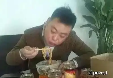 萌妹失足扑街,糗到无地自容
