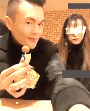爆笑gif趣图姑娘今天的短裤挺个性呀,时尚感十足呢