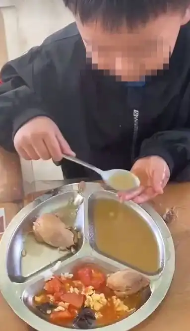 幼儿园午饭时间,老师发来几张照片,看完不厚道的笑了
