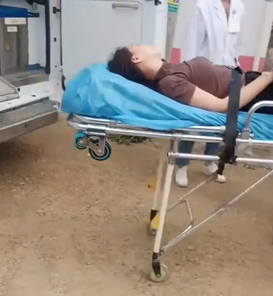 女子躺着进救护车,拍摄者破坏别人家庭,被原配教训了
