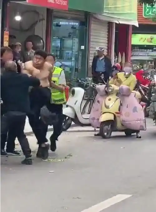 湖北孝感一男子脱下制服当街踹倒老人,城管大队在核查,以通报为准
