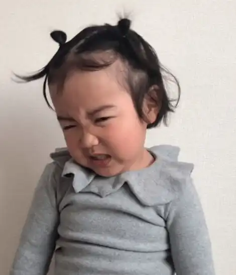 她偷晒女儿丑照,每张都惹人大笑,妈妈本人照片曝光后心情有点复杂

