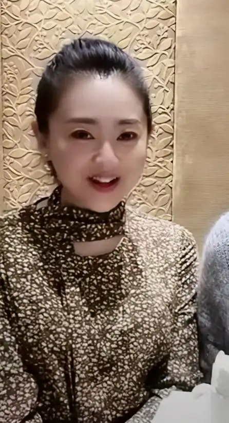 月亮姐姐为43岁李梓萌在线征婚后者素颜出镜依旧精致
