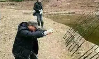 原来钓鱼是这么钓的都是人才啊笑死人了
