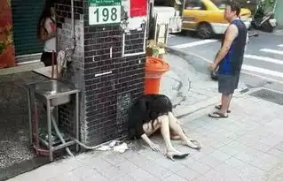 搞笑图片打的追公交车,上车你还打人
