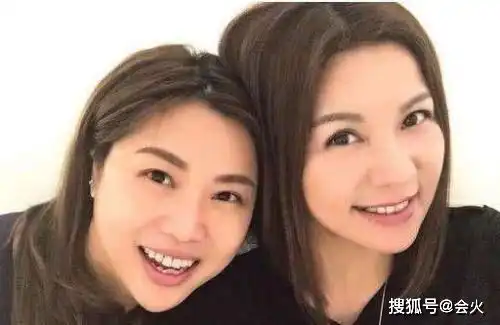 54岁tvb喜剧演员梅小惠罕露面,双下巴明显肥一圈,转幕后做节目

