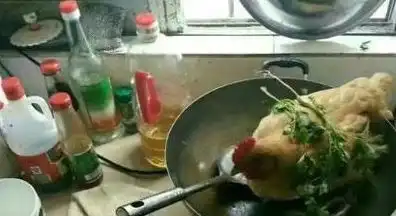 搞笑图片幽默段子笑话每次上厕所,我家狗狗都以为要开饭了