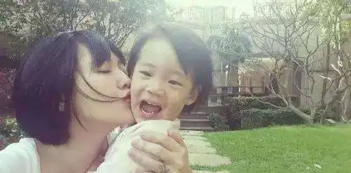 李嘉欣和小s的娃同病相怜,大s金句频出,一双儿女成大赢家
