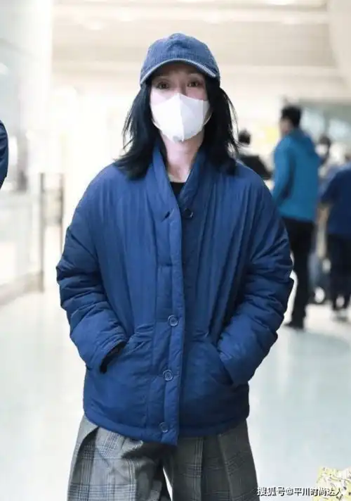 周迅的混搭时尚看不懂,老头棉袄配格纹裙,露出打底裤太随意
