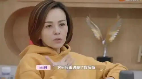 50岁王琳自曝离婚11年,被儿子催恋爱中年离异女人,真不配幸福吗
