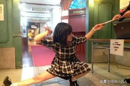 搞笑趣图火车上遇到漂亮的妹子脱鞋,应该怎样提醒她
