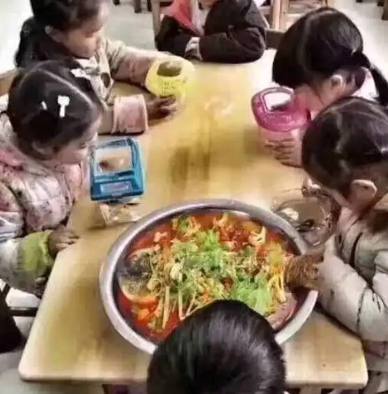 老师给学生买了蛋糕,看到娃带的勺子之后,网友干饭人的勺子
