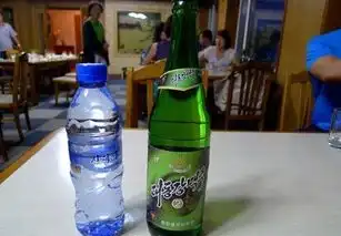 中国小伙在朝鲜喝啤酒,被啤酒瓶上的字吓了一跳,觉得不可思议
