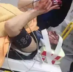 搞笑gif趣图你们这些屌丝怎么想的,背后的风景更好
