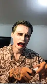 小伙仿妆小丑男,结果一张嘴就尴尬了,网友别挡都看见了