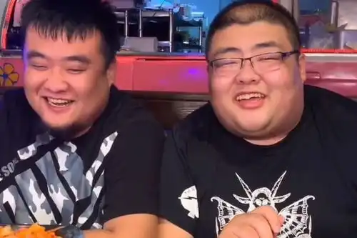 泡泡龙意外去世,美食博主胖猴仔依旧大吃大喝,肥胖明显真没事
